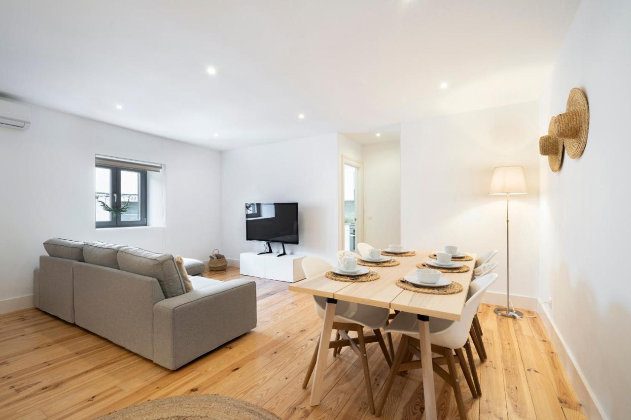 Warm And Cozy Parquet Flooring Apartment In Almada Eksteriør bilde