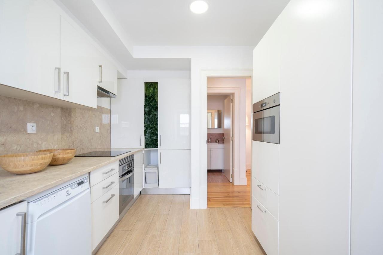 Warm And Cozy Parquet Flooring Apartment In Almada Eksteriør bilde