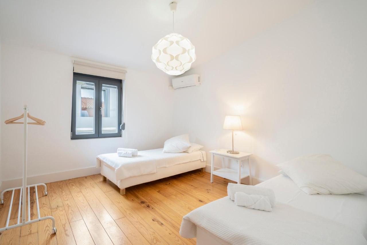 Warm And Cozy Parquet Flooring Apartment In Almada Eksteriør bilde